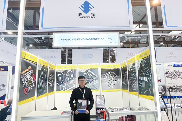 Screw manufacturer team with international buyers